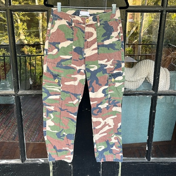Urban Outfitters Camo Cargo Pants Size 4 - Picture 3 of 5